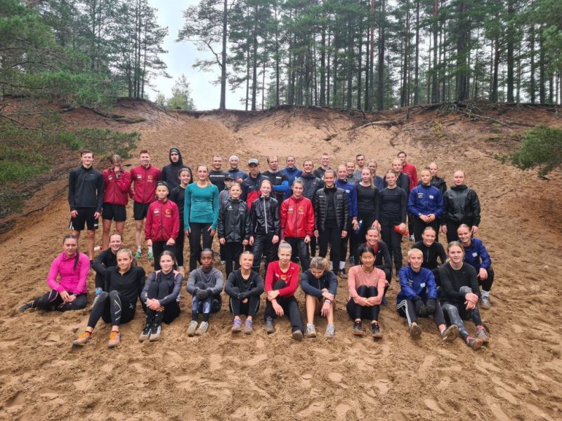 Bild på gruppen som tränade i Sörmons grustag på lördag den 3 oktober